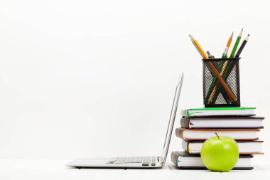Laptop, malzeme ve elmalı stüdyo çalışma alanı. Metnin için kopyalama alanı ile