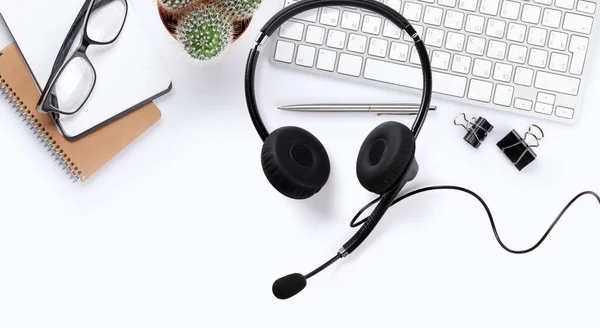 Weißer Bürotisch Mit Computer Headset Und Zubehör Tabletop Remote Arbeitskonzept — Stockfoto