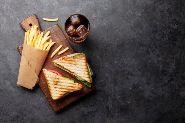 Kulüp Sandviç Patates Cipsi Buzlu Bir Bardak Kola Fast Food — Stok fotoğraf