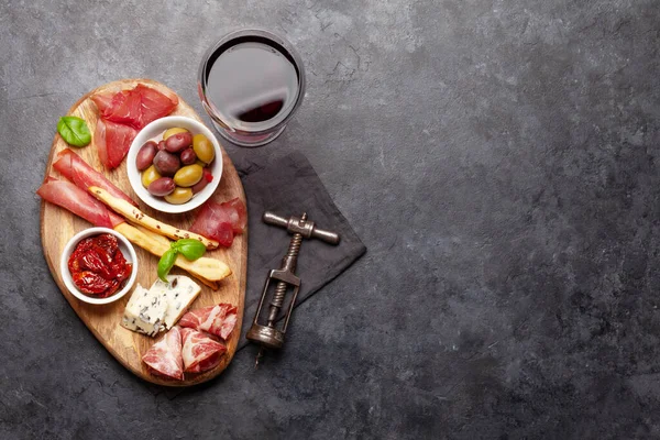 Queso Carne Aceitunas Antipasto Selección Aperitivos Sobre Tabla Madera Copa — Foto de Stock