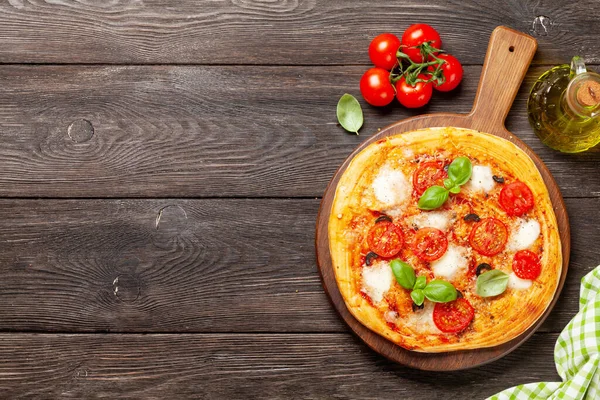 Sabrosa Pizza Casera Con Tomates Jardín Albahaca Vista Superior Con —  Fotos de Stock