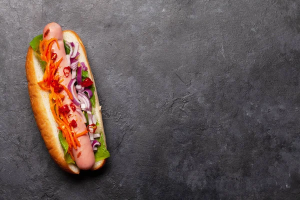 Hot Dog Mit Gemüse Salat Und Gewürzen Auf Steingrund Draufsicht — Stockfoto
