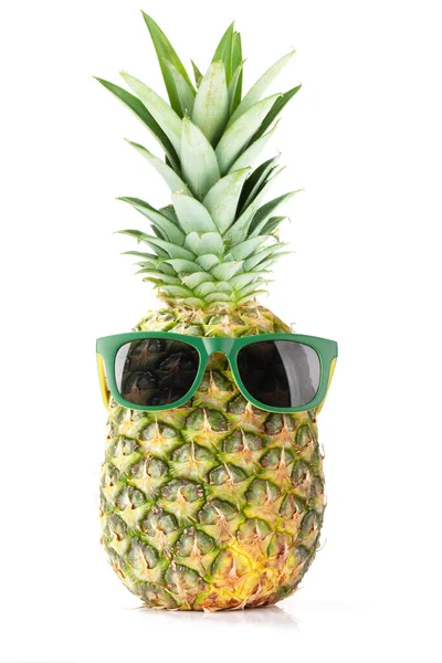Rijp Ananas Met Zonnebril Geïsoleerd Witte Achtergrond Reizen Vakantie Concept — Stockfoto