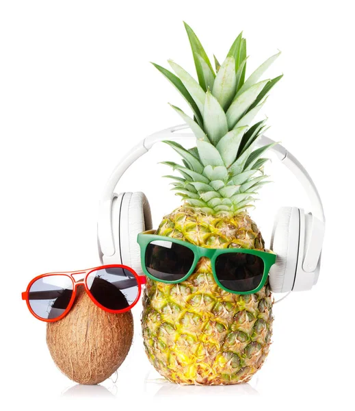 Mogen Ananas Och Kokos Med Solglasögon Och Hörlurar Isolerade Vit — Stockfoto