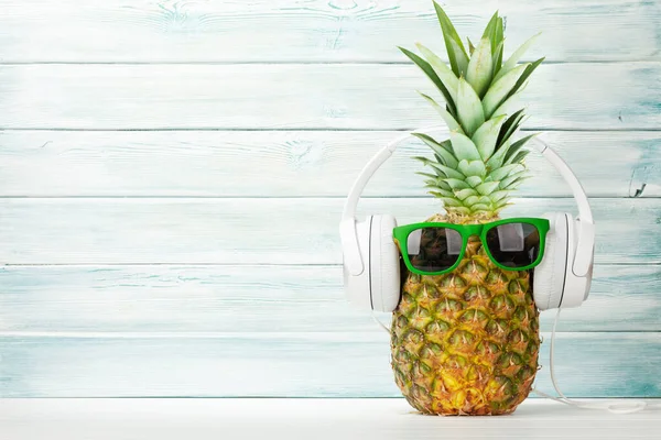 Piña Madura Con Gafas Sol Auriculares Concepto Viaje Vacaciones Con —  Fotos de Stock