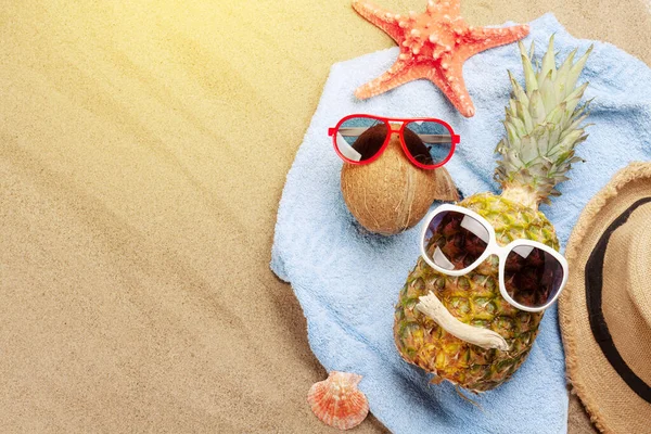 Ananas Maturo Cocco Con Occhiali Sole Fondo Sabbia Con Spazio — Foto Stock