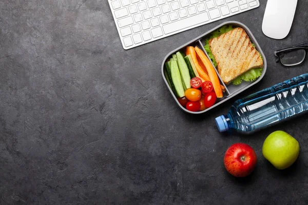 Gesunde Lunchbox Mit Sandwich Und Gemüse Auf Dem Bürotisch Draufsicht — Stockfoto