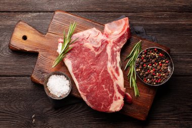 Kesme tahtasındaki çiğ biftek. Üst görünüm düzlüğü