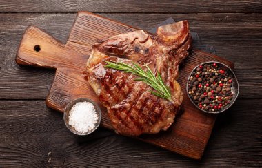 Kesme tahtasında biftek. Üst görünüm düzlüğü