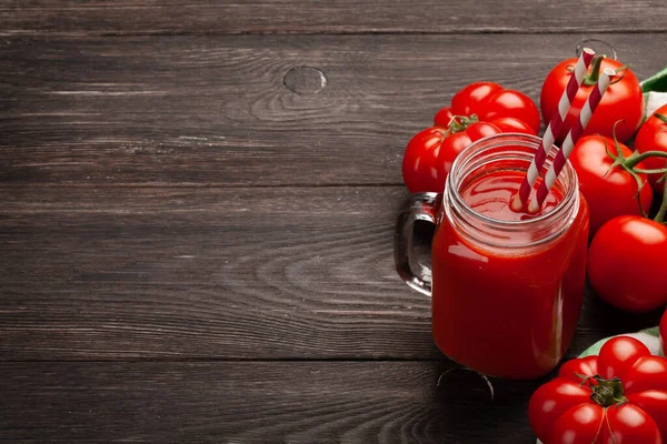 Succo Pomodoro Fresco Pomodori Maturi Sul Tavolo Legno Con Spazio — Foto Stock