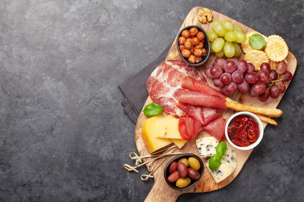 Käse Fleisch Trauben Und Oliven Antipasti Vorspeisenauswahl Auf Holzbrett Draufsicht — Stockfoto