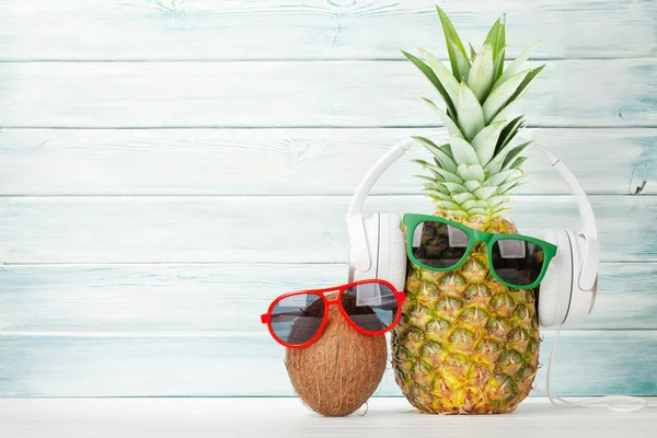 Rijp Ananas Kokosnoot Met Zonnebril Koptelefoon Reizen Vakantie Concept Met — Stockfoto