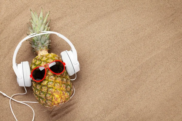 Reife Ananas Mit Sonnenbrille Und Kopfhörer Über Heißen Sandstrand Mit — Stockfoto