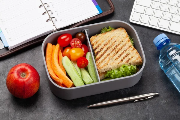 Gesunde Lunchbox Mit Sandwich Und Gemüse Auf Dem Bürotisch — Stockfoto