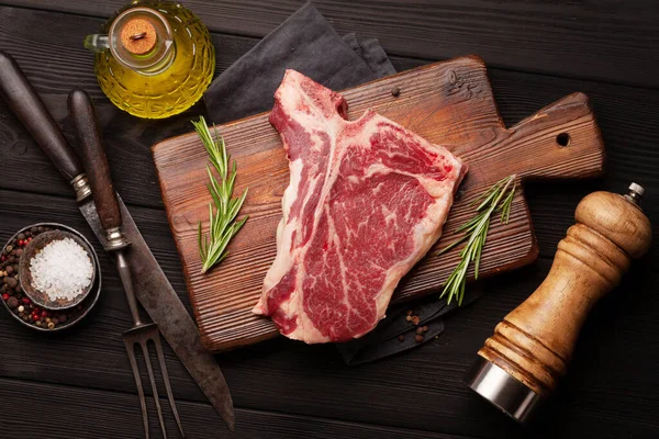 Raw Bone Beef Steak Cutting Board Top View Flat Lay — Stock Photo, Image