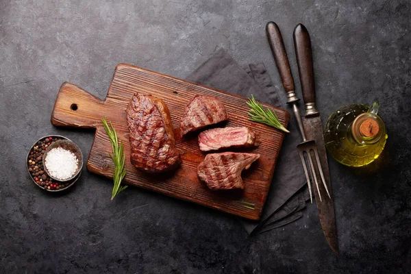 Grilovaný Hovězí Steak Kořením Bylinkami Horní Pohled Rovný — Stock fotografie