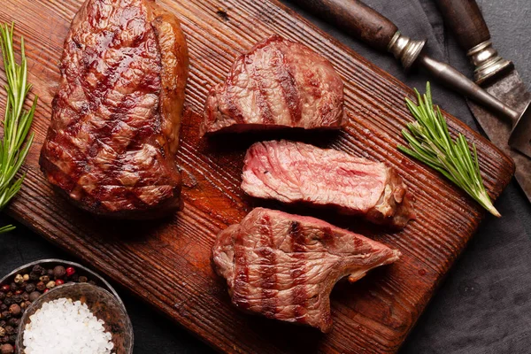 Grillezett Marhahús Fűszerekkel Fűszerekkel Vágódeszkán Top View Lapos Fektetés — Stock Fotó