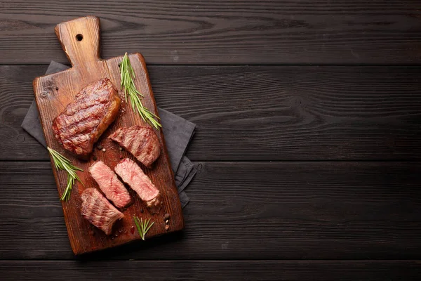 烤牛肉蒸肉 切菜板上有香料和香草 带有复制空间的顶视图平面布局 — 图库照片