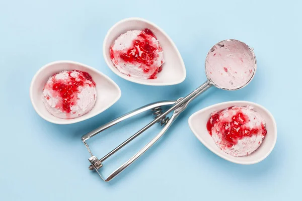 覆盆子冰淇淋盛于碗中 顶部视图 平躺在床上 — 图库照片
