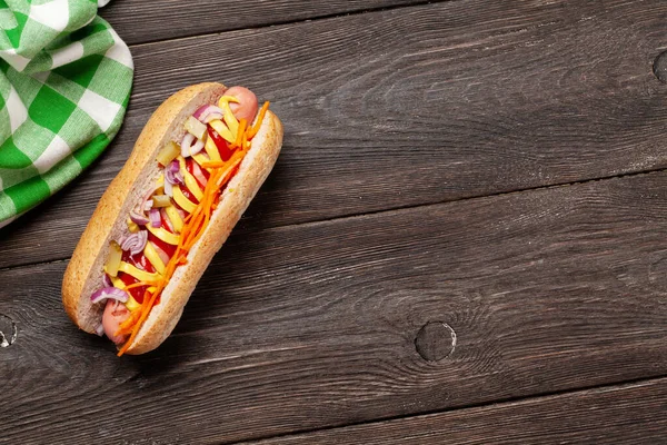 Hot Dog Zeleninou Koření Dřevěném Pozadí Horní Pohled Místem Pro — Stock fotografie