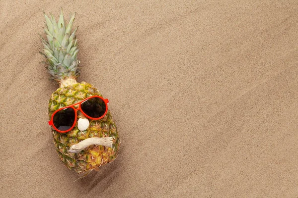 Mogen Ananas Med Solglasögon Över Varm Sandstrand Med Kopieringsutrymme Resor — Stockfoto