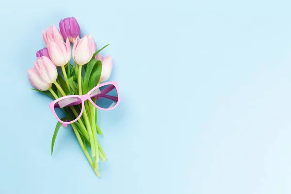 Fleurs Tulipes Roses Lunettes Soleil Sur Fond Bleu Pose Plate — Photo