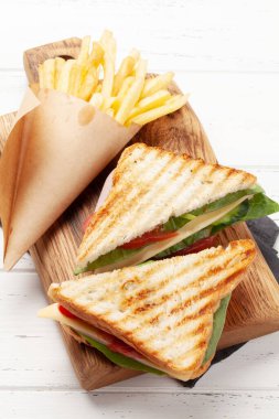 Kulüp sandviç ve patates cipsi. Fast food götür.