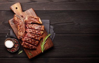 Baharat ve bitkilerle ızgara biftek. Üst görünüm düzlüğü kopyalama alanı ile yatıyordu
