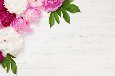 Ahşap masada renkli, pembe, beyaz ve mor şakayık çiçekleri. Kopyalama alanı olan üst görünüm. Düz yatıyordu