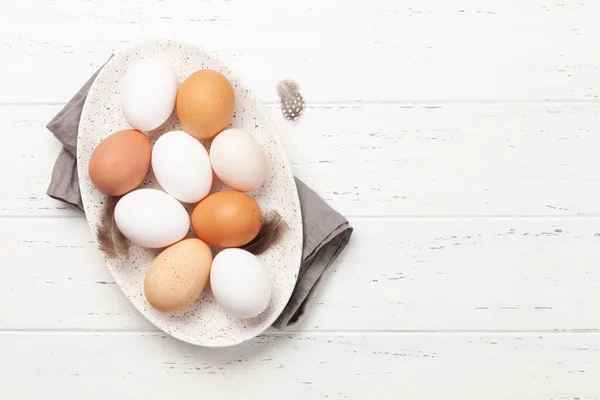 Witte Bruine Eieren Plaat Houten Ondergrond Bovenaanzicht Met Kopieerruimte Vlakke — Stockfoto