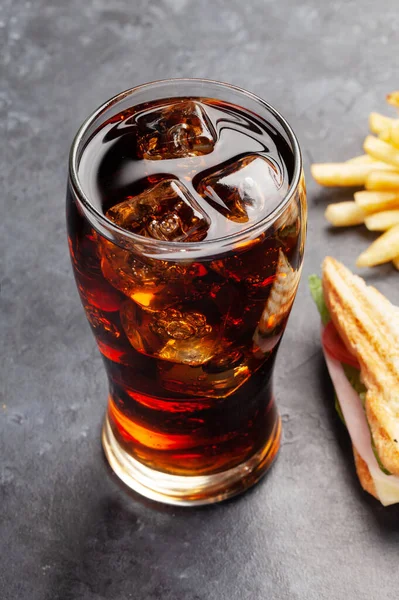 Vaso Bebida Cola Con Hielo Sándwich Club Papas Fritas Comida —  Fotos de Stock