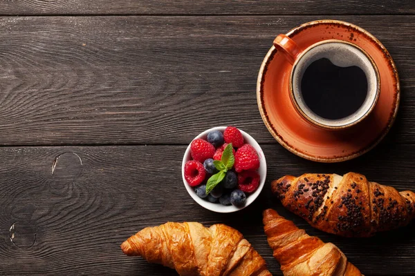 Caffè Croissant Con Bacche Tavolo Legno Prima Colazione Vista Dall — Foto Stock