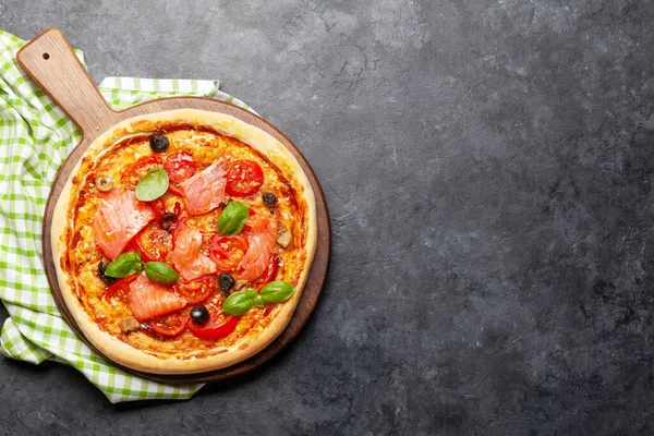 Ízletes Házi Tengeri Pizza Kerti Paradicsommal Sajttal Lazaccal Bazsalikommal Felülnézet — Stock Fotó