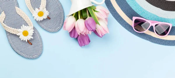 Strandteenslippers Met Bloemen Zonnebrillen Blauwe Achtergrond Zomervakantie Concept Vlakke Lay — Stockfoto