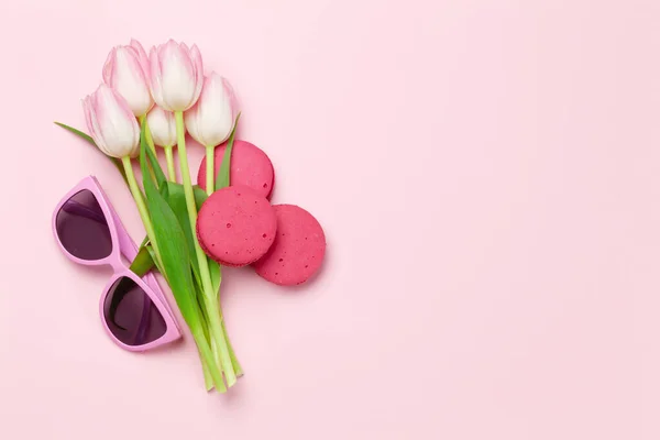 Fleurs Tulipes Biscuits Macarons Sur Fond Rose Modèle Carte Vœux — Photo