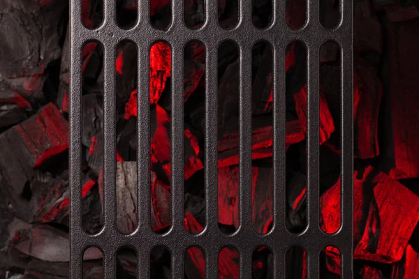 熱い石炭の上に金属バーベキューグリル トップビューのフラットレイアウト 料理の背景 — ストック写真
