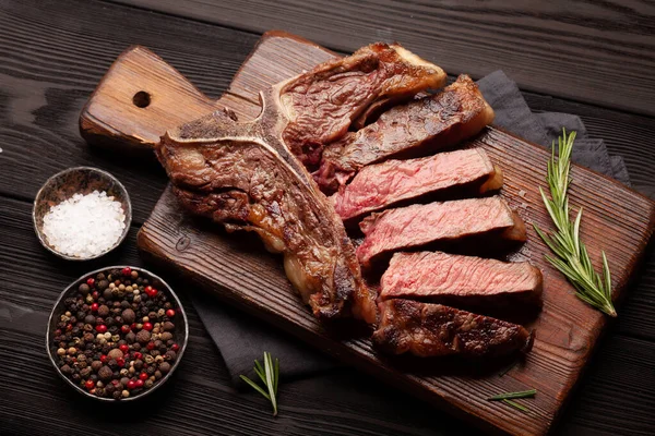 Csontos Grillezett Marhahús Fűszerekkel Fűszernövényekkel — Stock Fotó