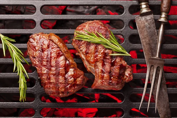 Filetes Res Cocinados Parrilla Con Especias Hierbas Vista Superior Plano —  Fotos de Stock