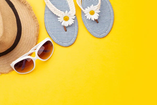 Artículos Accesorios Vacaciones Verano Chanclas Gafas Sol Sombrero Sol Sobre — Foto de Stock