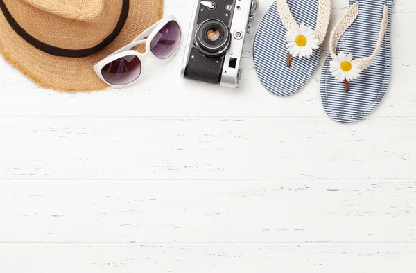 Artículos Accesorios Vacaciones Verano Chanclas Gafas Sol Cámara Sombrero Sol — Foto de Stock