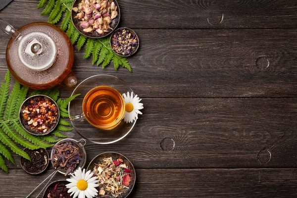 Verschiedene Trockene Kräutertees Teekanne Und Tasse Auf Einem Holztisch Draufsicht — Stockfoto