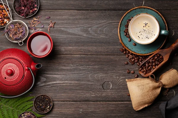 Różne Herbaty Ziołowe Czajniczek Filiżankę Kawy Espresso Drewnianym Stole Widok — Zdjęcie stockowe