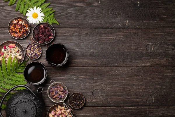 Verschiedene Trockene Kräutertees Teekanne Und Tasse Auf Einem Holztisch Draufsicht — Stockfoto