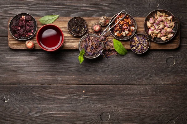 Diverse Droge Kruidenthee Beker Houten Tafel Bovenaanzicht Met Kopieerruimte Vlakke — Stockfoto