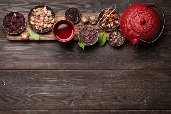 Çeşitli Bitki Çayları Çaydanlık Fincanlar Ahşap Masada Kopyalama Alanı Olan — Stok fotoğraf