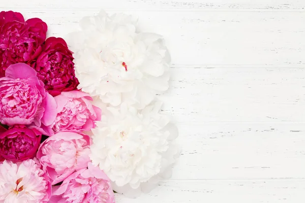 Kolorowe Różowe Białe Fioletowe Kwiaty Piwonii Drewnianym Stole Widok Góry — Zdjęcie stockowe