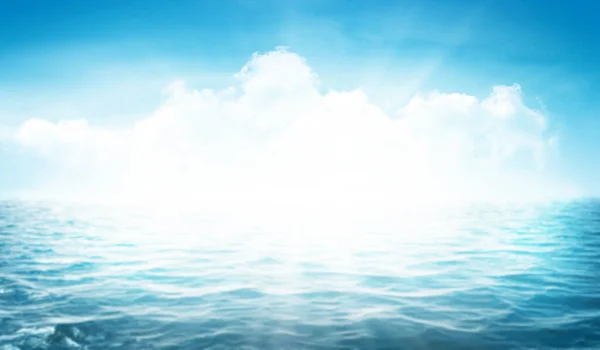 Mar Tropical Verão Com Ondas Cintilantes Céu Azul Ensolarado Fundo — Fotografia de Stock