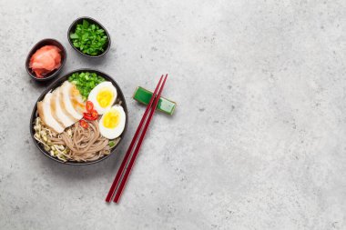 Tavuk, sebze ve yumurtalı Asya erişteli ramen çorbası. Üst görünüm düzlüğü kopyalama alanı ile yatıyordu