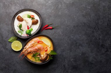Tom Yum ve Tom Kha geleneksel deniz ürünleri, tavuk, mantar, hindistan cevizi sütü ve sıcak baharatlı Tayland çorbaları. Kopyalama alanı olan üst görünüm