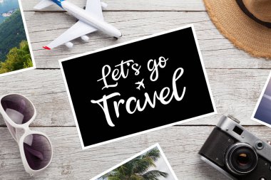 Seyahat konsepti. Tatil fotoğrafları, uçak oyuncakları, kamera ve güneş gözlüğü. Üst görünüm düzlüğü kopyalama alanı ile yatıyordu